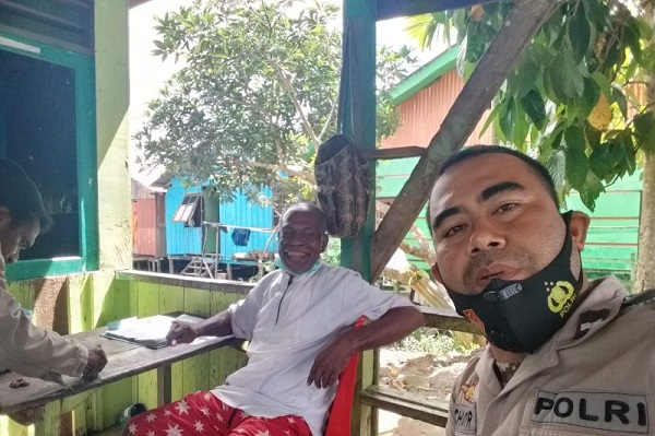 Polisi Datangi Rumah-rumah Warga di Sorong, Kejar Vaksinasi Lansia