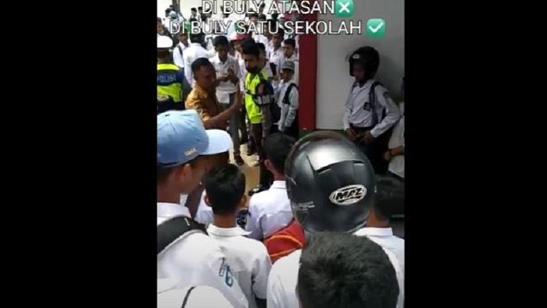 Viral Video Polisi Dibully Satu Sekolah saat Angkut Motor Siswa Tanpa Pelat Nomor