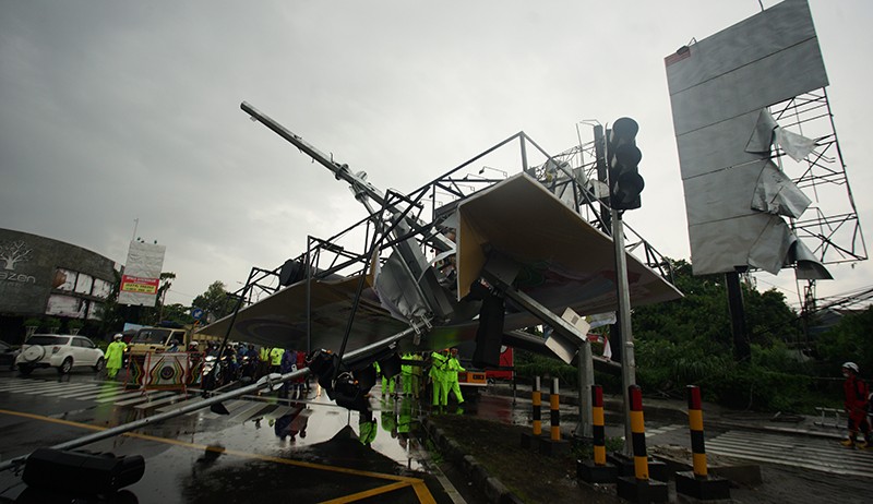 Hujan Deras-Angin Kencang, Baliho Roboh Tutup Jalan Simpang Empat Sleman - Bagian 2