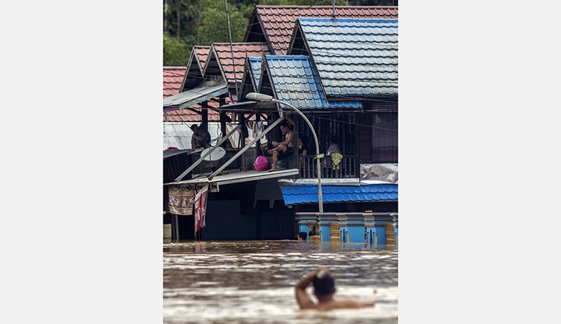 Ribuan Rumah Terendam Banjir hanya Terlihat Atap di Desa Pengaron Banjar Kalsel - Bagian 3