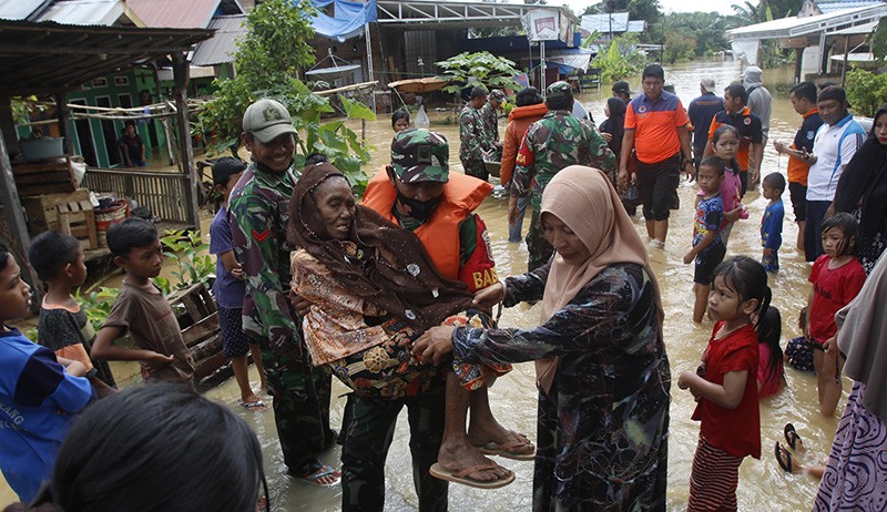 Korban Banjir Bertahan di Atap Rumah Dievakuasi Tim SAR  - Bagian 3