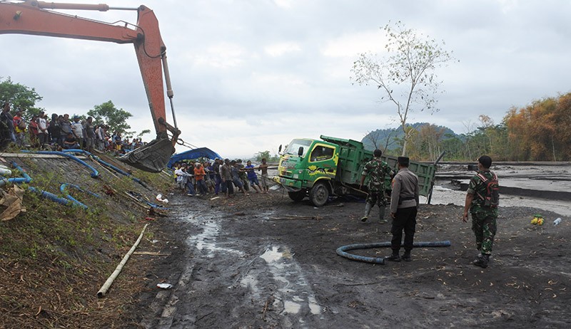 Nekat Menambang Pasir, Truk Terseret Arus Banjir Lahar Hujan Gunung Semeru - Bagian 2