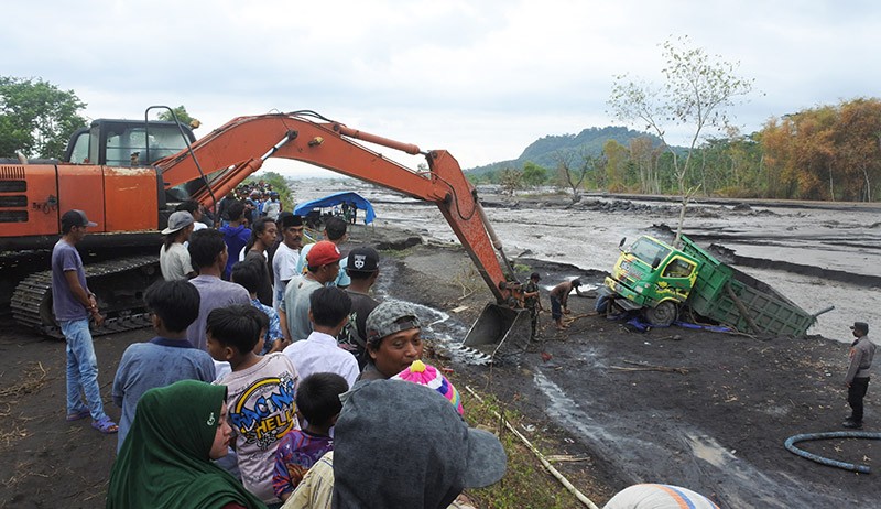 Nekat Menambang Pasir, Truk Terseret Arus Banjir Lahar Hujan Gunung Semeru - Bagian 1