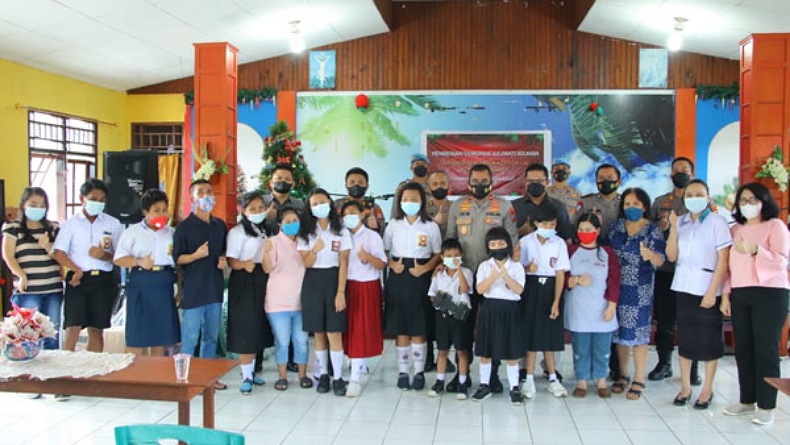 title Polda Sulut Berbagi Sukacita Natal Bersama Anak Panti Sosial Bartemeus Polda Sulut Berbagi Sukacita Natal Bersama Anak Panti Sosial Bartemeus