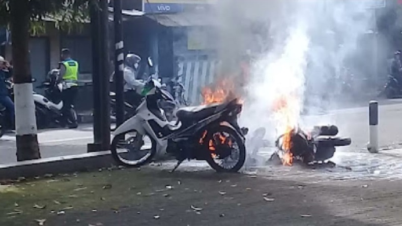 Tak Terima Ditilang Polisi, Pemuda di Kuningan Ngamuk dan Bakar Motor Sendiri