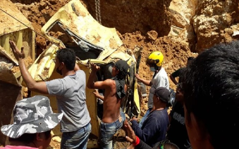 Keasyikan Dengar Musik, Pengemudi Truk Tertimbun Karang saat Kerja di Distrik Muaratami