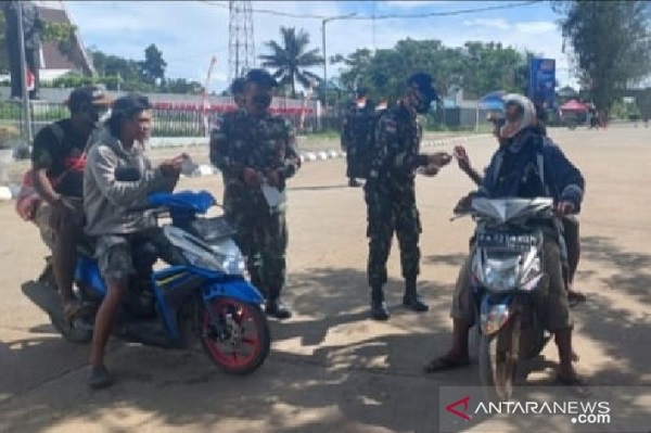 Satgas Tni Sosialisasi Prokes Ke Warga Di Perbatasan Ri Papua Nugini