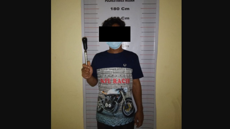 Polisi Tangkap Pengemudi Angkot yang Viral Acungkan Besi di Medan