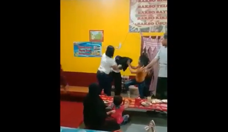 Viral 2 Ibu Muda di Jember Hajar Suami dan Perempuan yang Diduga Selingkuhannya 