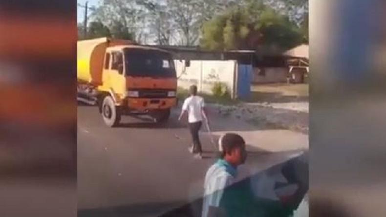 Viral Aksi Pemalakan di Jalinsum Batubara, Truk Dicegat Dilempari Kayu dan Batu