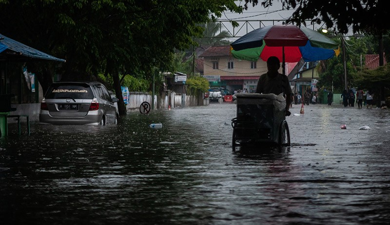 Sejumlah Ruas Jalan Rangkasbitung Banjir hingga 70 Sentimeter - Bagian 1