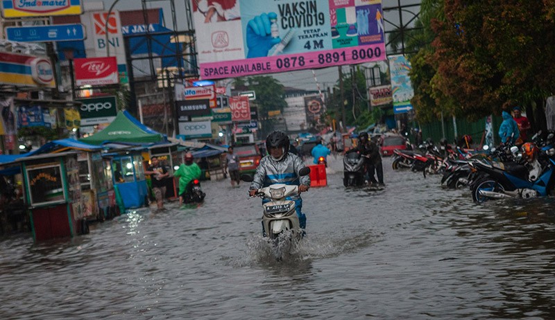 Sejumlah Ruas Jalan Rangkasbitung Banjir hingga 70 Sentimeter - Bagian 2