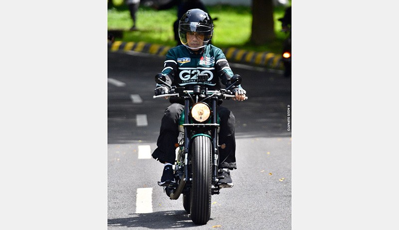 Presiden Jokowi Naik Motor 20 Km Simulasi Kedatangan Penonton MotoGP Mandalika - Bagian 5