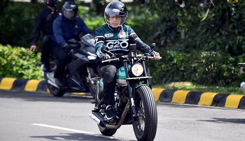 Presiden Jokowi Naik Motor 20 Km Simulasi Kedatangan Penonton MotoGP Mandalika - Bagian 4
