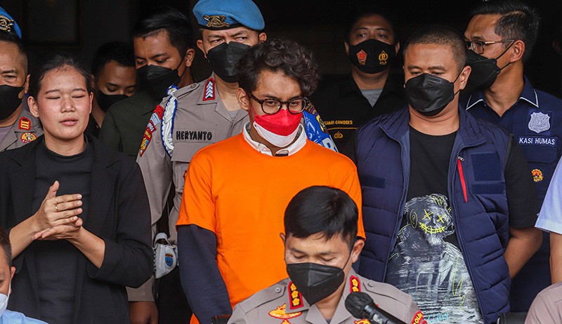 Pakai Masker Merah Putih, Ini Penampakan Ardhito Pramono di Polres Jakarta Barat - Bagian 3