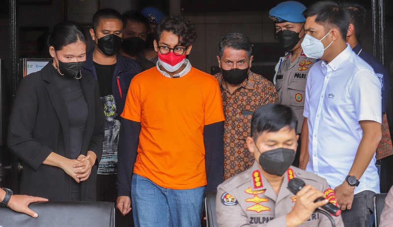 Pakai Masker Merah Putih, Ini Penampakan Ardhito Pramono di Polres Jakarta Barat - Bagian 2