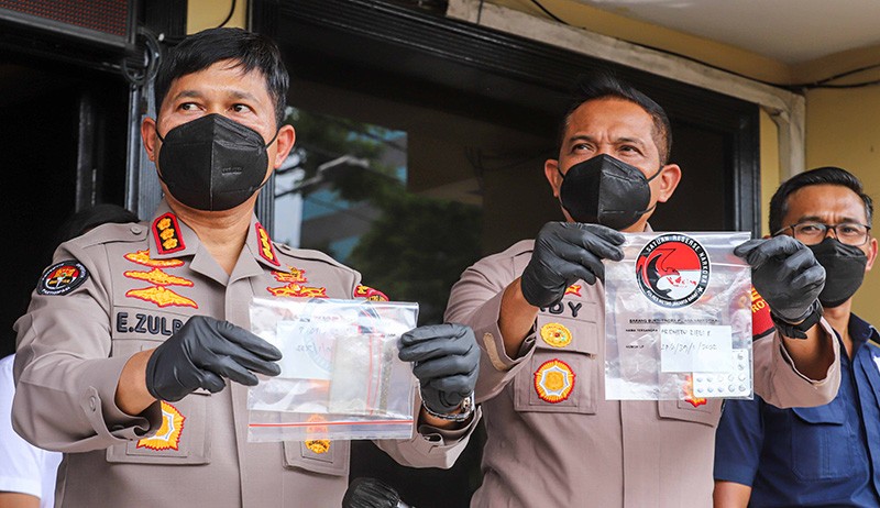 Pakai Masker Merah Putih, Ini Penampakan Ardhito Pramono di Polres Jakarta Barat - Bagian 4