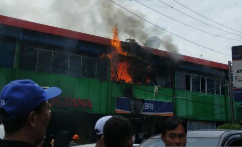 Kantor Bank di Ruko Kompleks Pasar Kliwon Kudus Terbakar