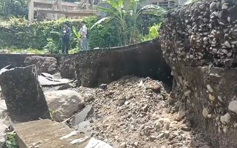 Jalan Utama Desa Senggigi Lobar Longsor usai Diguyur Hujan