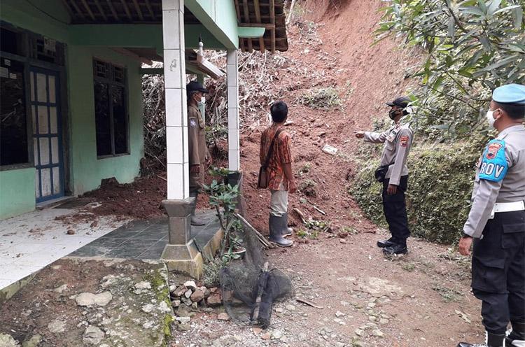 2 Rumah Warga Kebumen Rusak Diterjang Longsor Bukit Selogiri