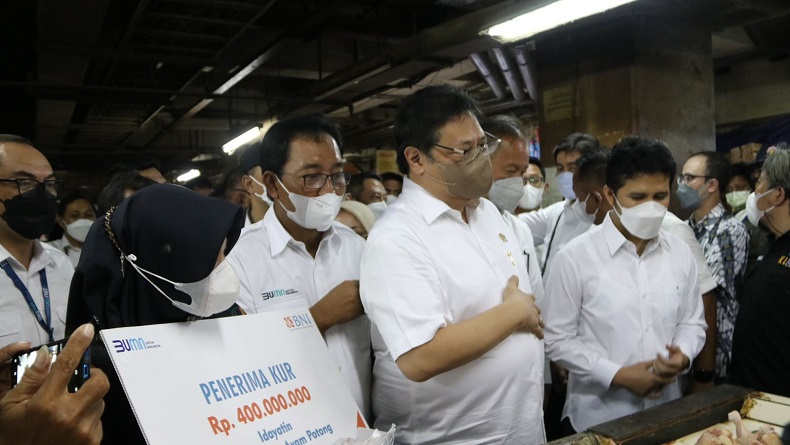 title Menko Airlangga Cek Harga Minyak Goreng di Pasar Wonokromo Surabaya Menko Airlangga Cek Harga Minyak Goreng di Pasar Wonokromo Surabaya