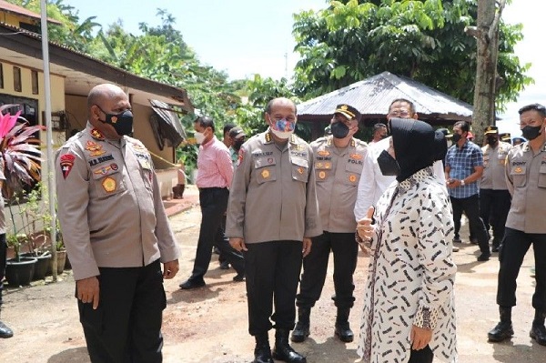 Tinjau Korban Banjir Jayapura, Mensos Risma Wanti-wanti Wilayah Rawan Bencana