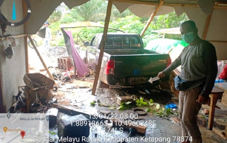 Hilang Kendali, Mobil Perkebunan Sawit Tabrak Bengkel Warga hingga Berantakan