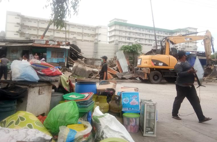 Satpol PP Robohkan Puluhan Lapak di Semarang, Pedagang Berhamburan 