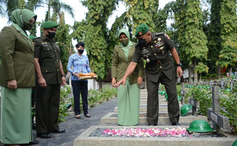  HUT ke-71 Penerangan TNI AD, Pendam IV/Diponegoro Ziarah di TMP Giri Tunggal