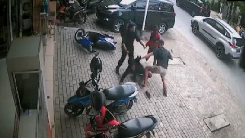 Terekam CCTV Sopir di Makassar Dikeroyok 2 Pemuda, Dituding Cepu Polisi