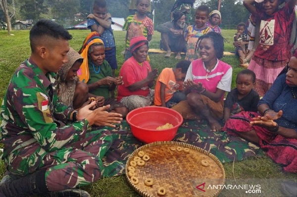 Intip Senangnya Perempuan Papua Buat Donat Bareng Satgas TNI