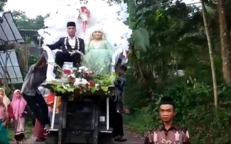 Viral Pernikahan Unik di Temanggung, Sepasang Pengantin Diarak dengan Forklift