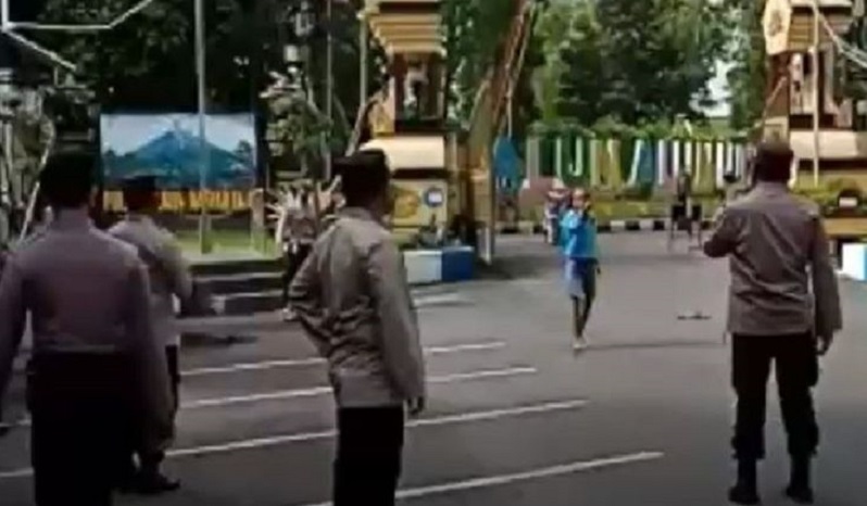 Heboh Pria Bawa Pisau Terobos Mapolres Lumajang, Ini Faktanya  