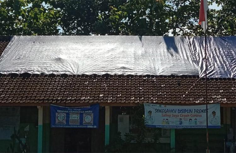PTM Darurat di SD Negeri Beji Gunungkidul, Atap Sekolah Bocor Ditutup dengan Terpal