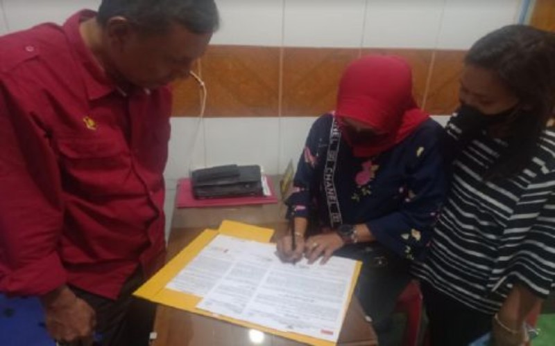 title Sakit Hati dengan Suami dan Pelakor, Istri Brigadir SJ Akan Melapor ke Polda Sumsel Sakit Hati dengan Suami dan Pelakor, Istri Brigadir SJ Akan Melapor ke Polda Sumsel
