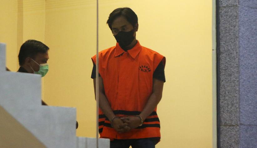 Penampakan Bupati Penajam Paser Utara Abdul Gafur Mas'ud Pakai Rompi Tahanan KPK - Bagian 1