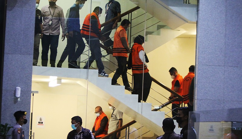 Penampakan Bupati Penajam Paser Utara Abdul Gafur Mas'ud Pakai Rompi Tahanan KPK - Bagian 3