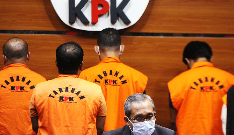 Penampakan Bupati Penajam Paser Utara Abdul Gafur Mas'ud Pakai Rompi Tahanan KPK - Bagian 4