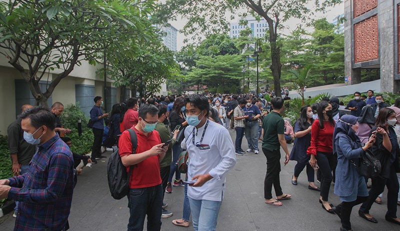 Gempa Magnitudo 6.7 Guncang Jabodetabek, Warga dan Pekerja Berhamburan - Bagian 1