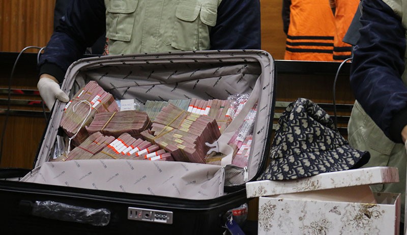 Barang Bukti Uang dan Barang Belanjaan Hasil OTT Bupati Penajam Paser Utara - Bagian 3