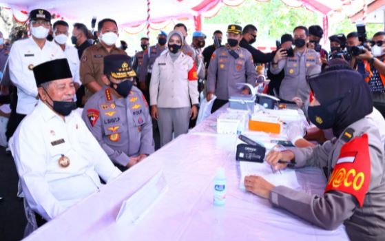 Kapolri Jenderal Listyo Sigit Apresiasi Gubernur Maluku Utara Ikut Divaksin Covid-19