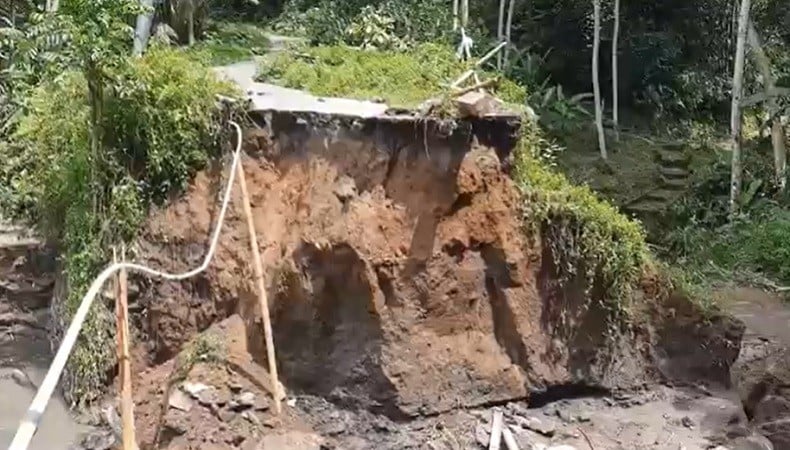 Jembatan di Bangli Ambrol Diterjang Banjir, Aktivitas Warga Terputus