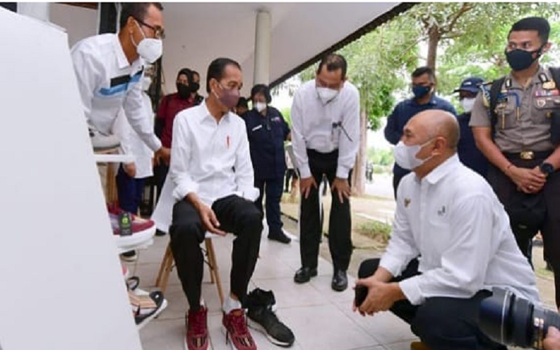 Jokowi Beli Sepatu Kombinasi Kain Tenun di Lombok, Harga Rp350.000