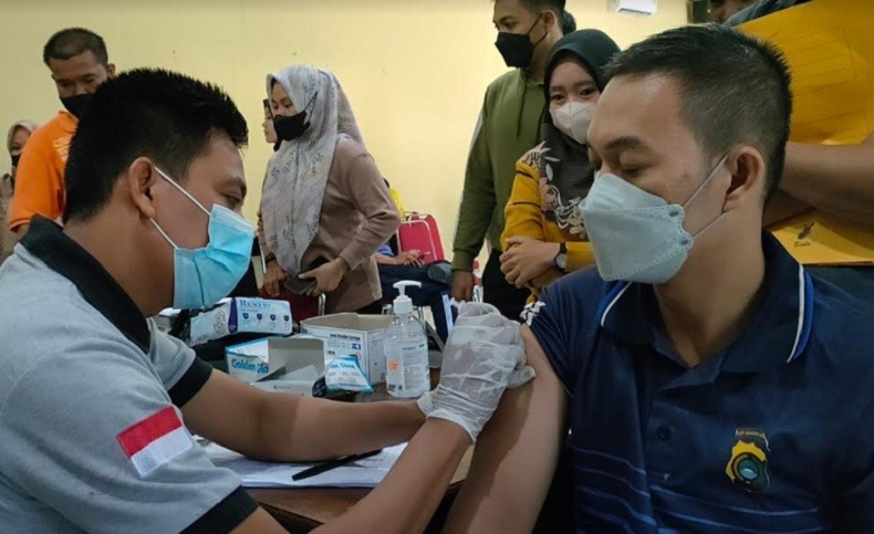 title Ratusan Polisi di Bangka Tengah Disuntik Vaksin Booster Ratusan Polisi di Bangka Tengah Disuntik Vaksin Booster