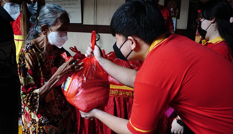 Jelang Imlek, Warga Tionghoa Bagi-Bagi Angpao dan Sembako untuk Lansia Semarang - Bagian 2