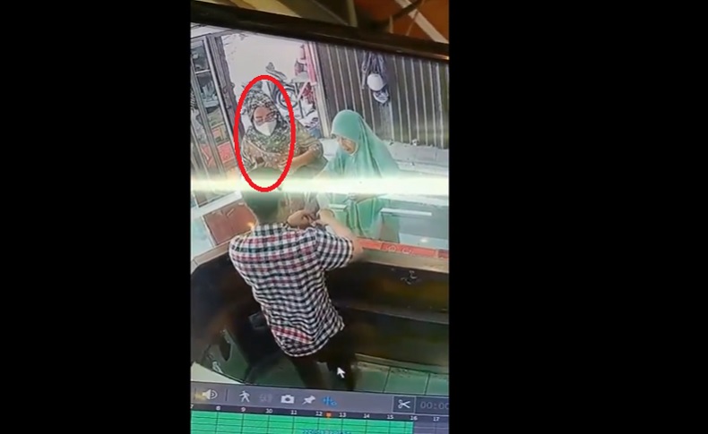 Terekam CCTV, Perempuan Paruh Baya Dihipnotis Kehilangan 14 Gram Emas