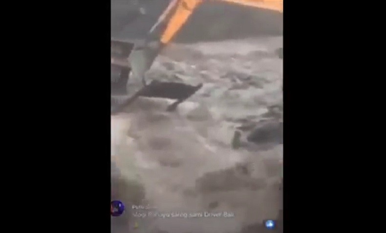Viral Pekerja Galian Terseret Banjir Bah Gunung Agung, Selamat meski Patah Kaki