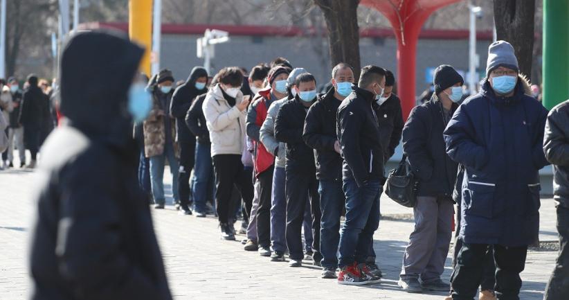 Warga China Antre Berjam-jam untuk Tes Covid, setelah Kasus Omicron Ditemukan di Beijing