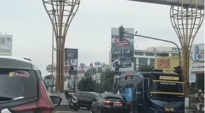 Viral Video Mobil Pelat Merah Lawan Arus di Bekasi, Polisi Turun Tangan