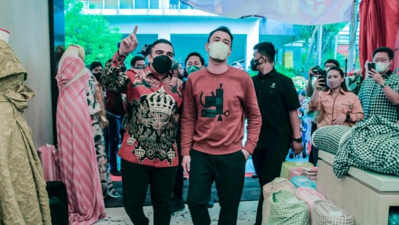 Raffi Ahmad Sambangi Toko Tekstil Sultan Andara Buka Bisnis Baru